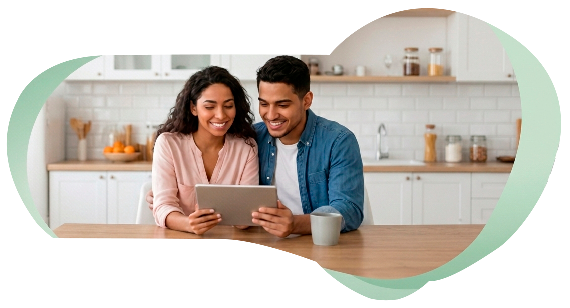 Pareja revisando información en una tableta